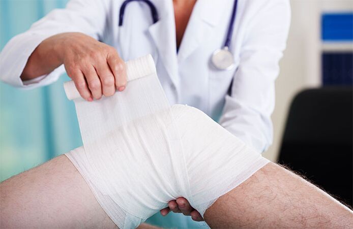 Dokter verbannen d'Kniegelenk mat Arthrosis